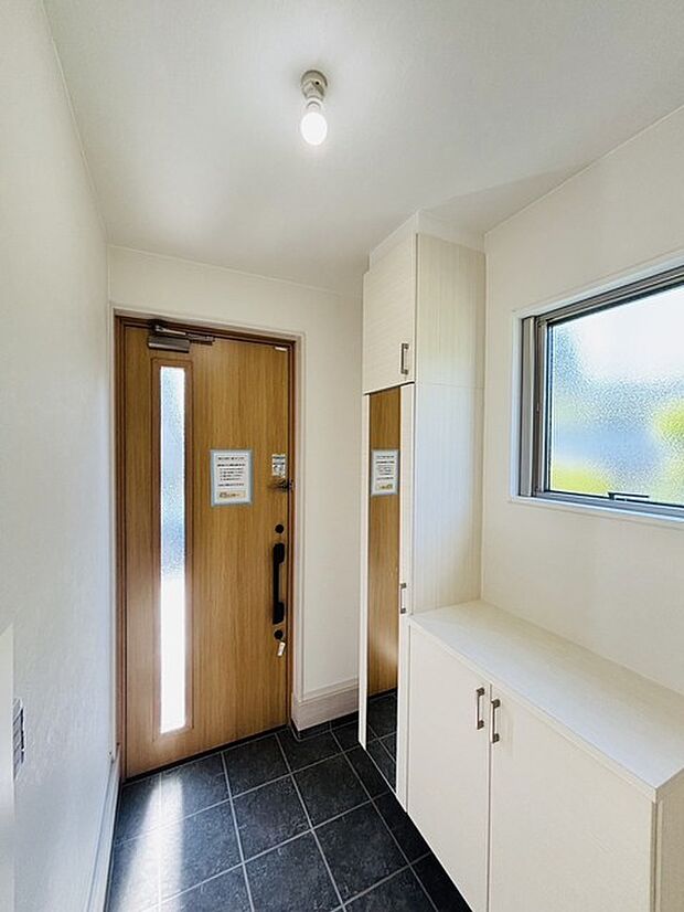 誰も住んだことのない家の玄関スペース。あたらしい木のにおいを感じていただけると思います。 