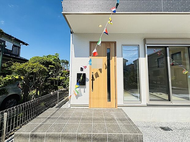 ポーチのついた新築分譲物件。玄関の印象はいかがでしょうか？入口からご覧ください。 