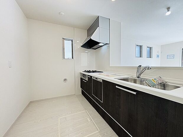 新築ならでは特典。未使用でスベスベの人造大理石を撫でてみてください。 