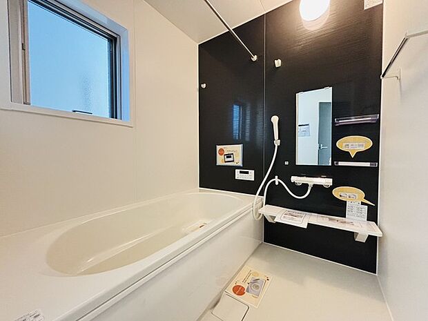 広々1坪タイプのゆったり浴室ユニット。防カビ・抗菌素材なのもうれしい。 