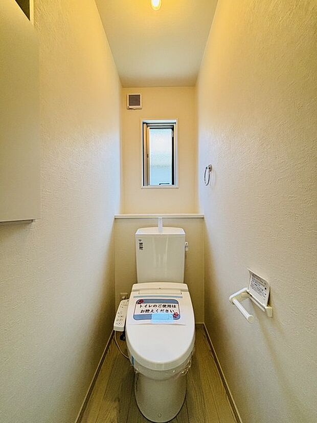 もちろんウォシュレット機能付き。憩いの場としてひそかに注目度の高いお手洗いにもご注目ください。 