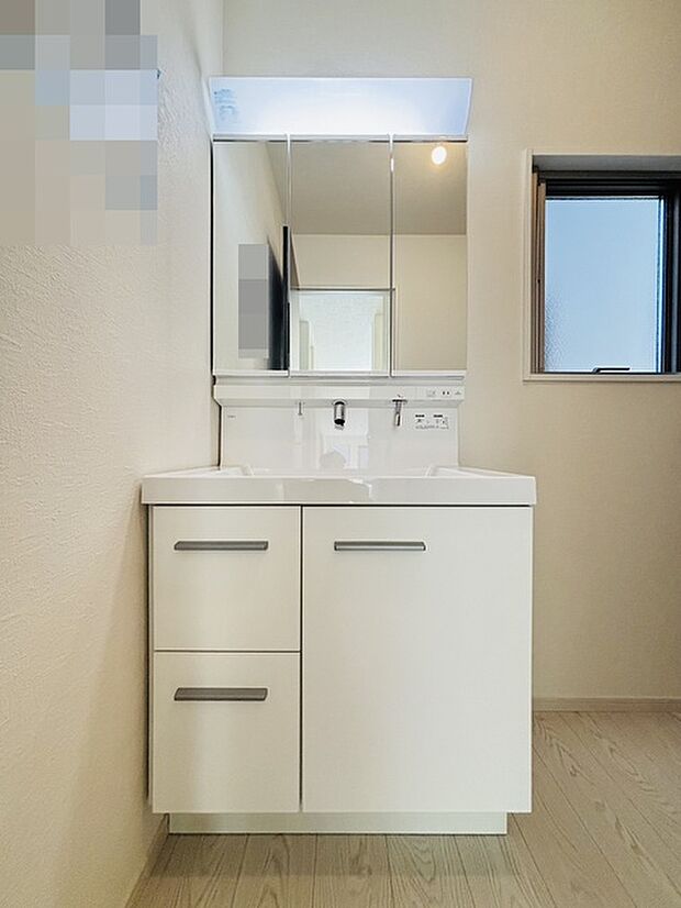 収納力と機能性に優れた、お手入れラクラク洗面化粧台。 