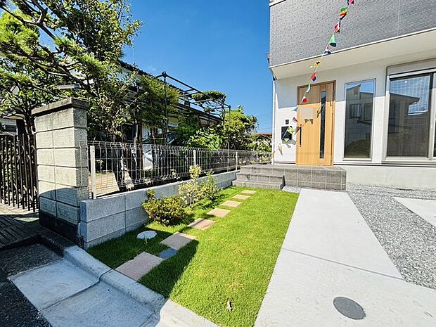 季節のお花を少し楽しむくらいなら、このくらいのスペースがちょうどいいかもしれません。 