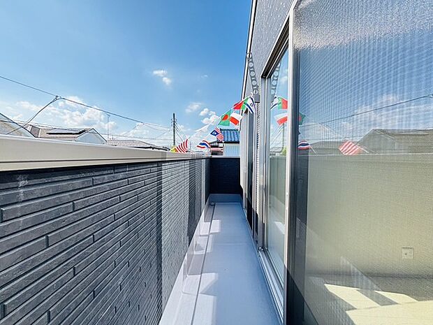 南向きバルコニーでお洗濯ものはいつもカラッと乾きます。 