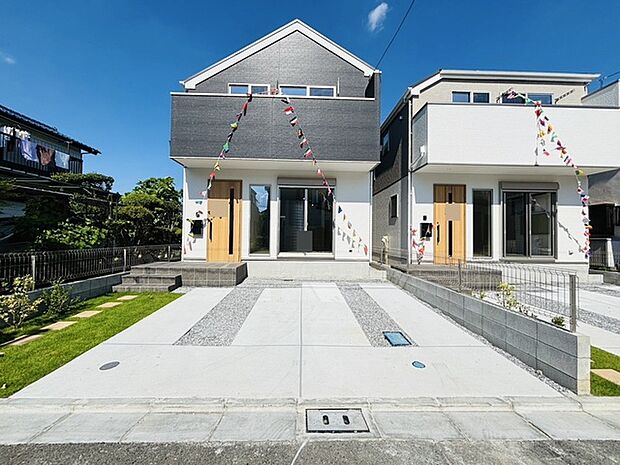 駐車場は2台まで駐車可能。マイカーの車幅もお確かめください。 