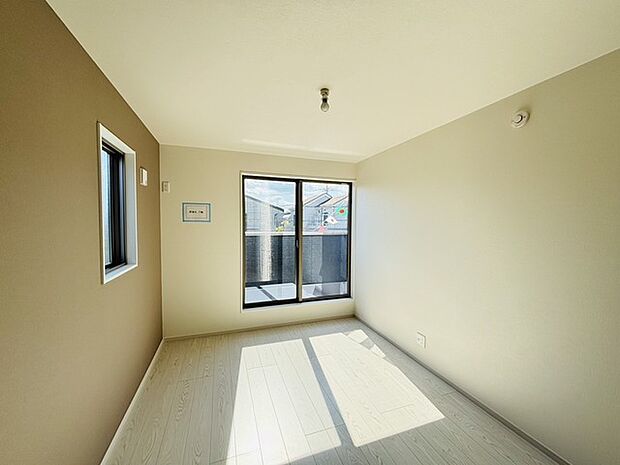 新築の木の匂いのする室内。写真では伝わらないので、ぜひ現地でお確かめください。 