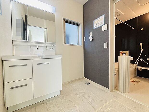 洗面台横にランドリーコーナーもゆったり。ドラム式洗濯機も置けそう。 