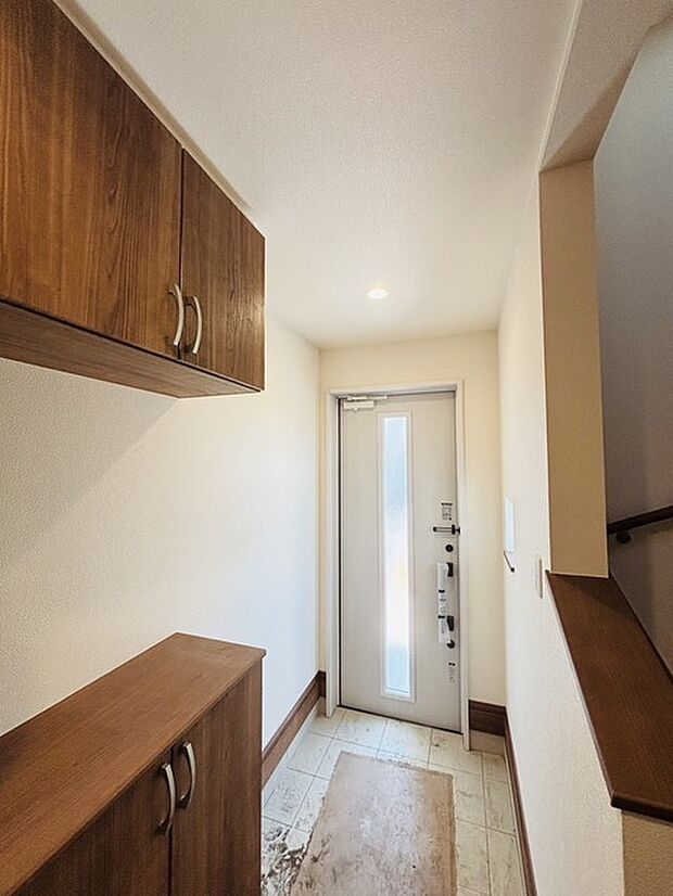 誰も住んだことのない家の玄関スペース。あたらしい木のにおいを感じていただけると思います。