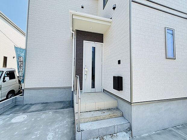 ポーチのついた新築分譲物件。玄関の印象はいかがでしょうか?入口からご覧ください。