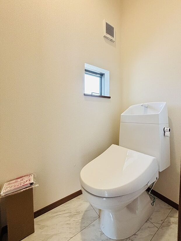 もちろんウォシュレット機能付き。憩いの場としてひそかに注目度の高いお手洗いにもご注目ください。