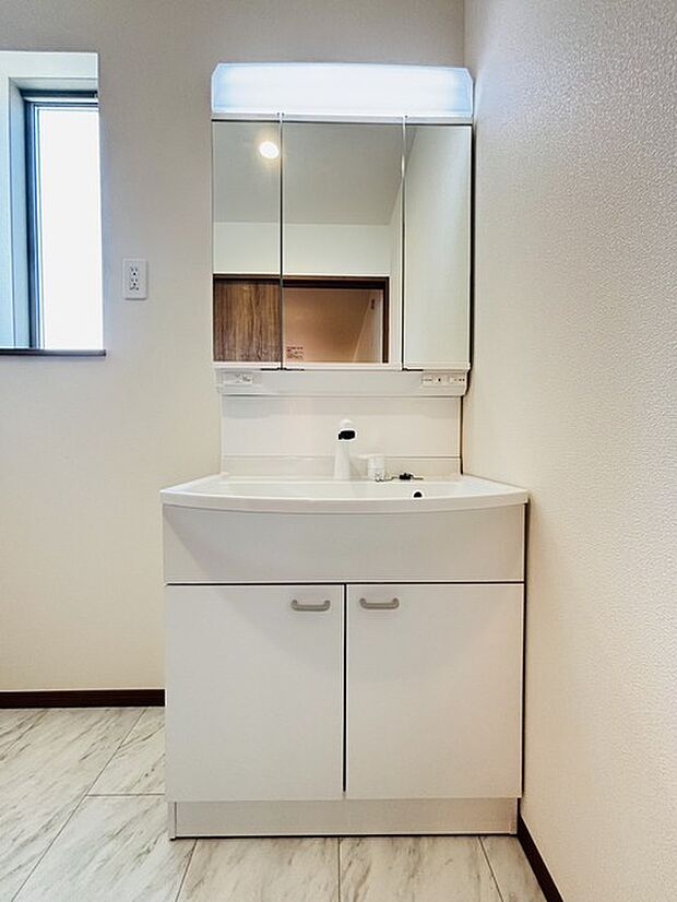 収納力と機能性に優れた、お手入れラクラク洗面化粧台。