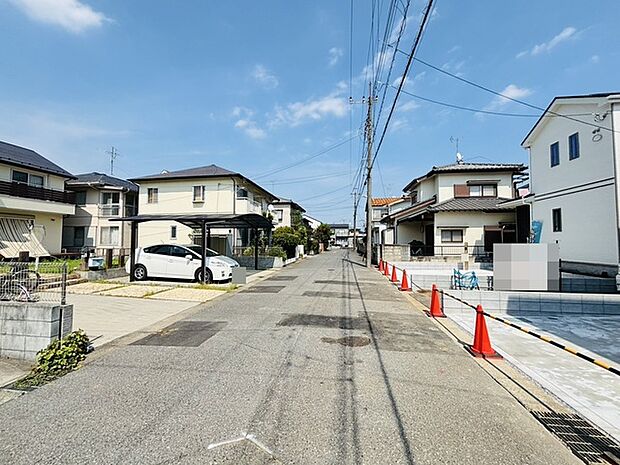 駐車が苦手な方にも嬉しい、前面6m道路に面した住まい。