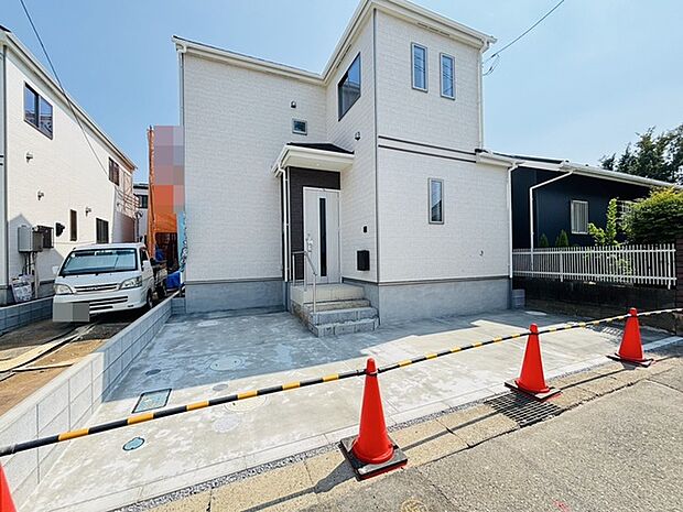 駐車場は2台まで駐車可能。マイカーの車幅もお確かめください。