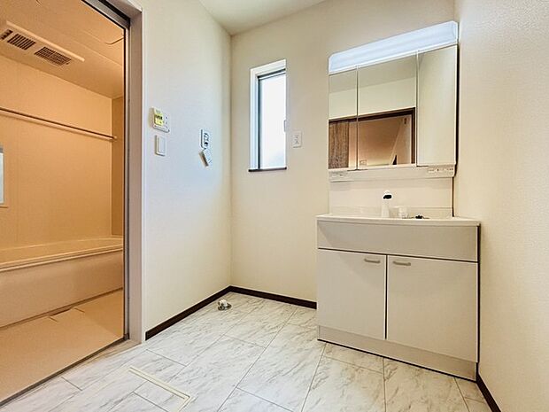 ゆとりの洗面スペースで、朝の身支度もスムーズに。