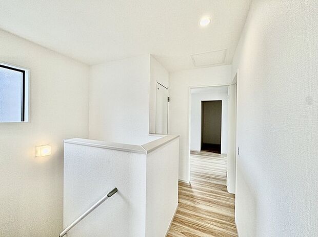 階段には手すりがついています 