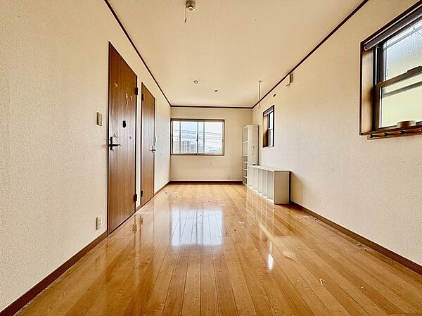 住宅街の2階南向きのお部屋です。日当たりはご覧のとおり。