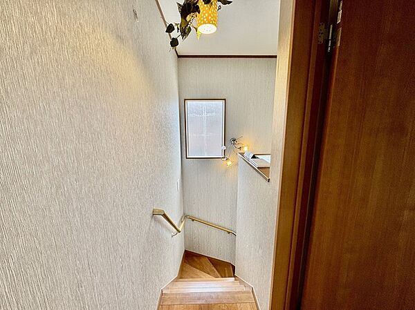 階段には手すりがついています