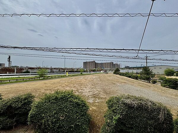 前面の住まいとの距離感があるから、圧迫感を感じません。