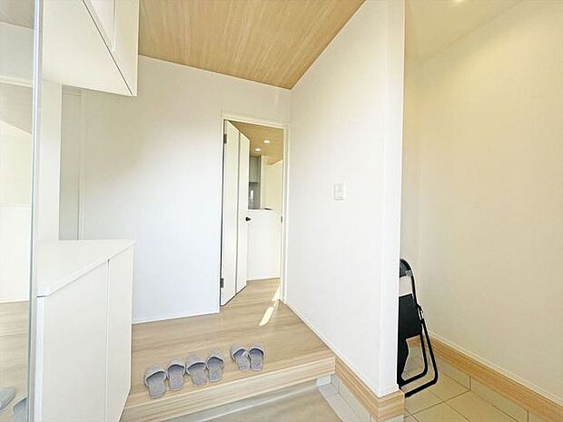 玄関を開けたらシューズボックス、使いやすい配置です。土間収納付き。