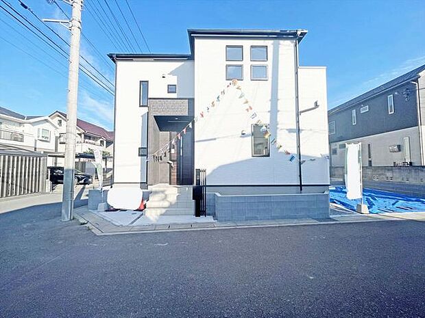 新築の玄関扉。きっと今のお家より重厚感が違います。