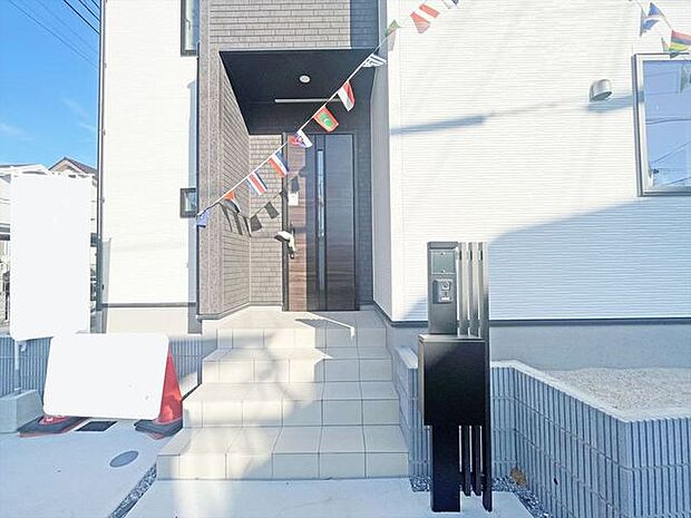 この扉を開けると、新築の木の匂いが待ってます。