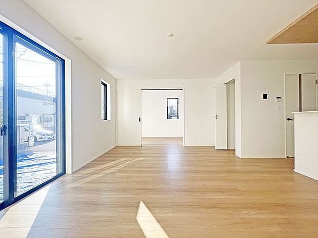 ご家族みんながゆったりくつろげる広々リビング。