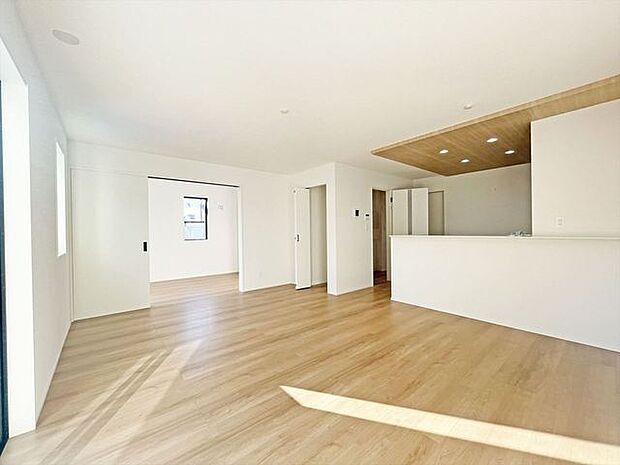 吊戸棚をなくした対面LDKはキッチンに立つ人の視界をワイドにしてくれます。