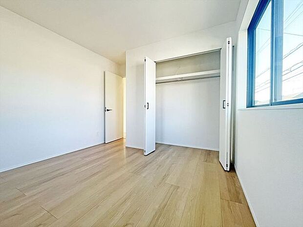 今や標準、全居室収納スペース付きの物件です。