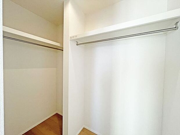 収納力と使い勝手がうれしいウォークインクローゼットがあります
