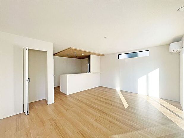 何かとものがあふれやすいリビングに、ちょっと一工夫。うれしい収納空間。