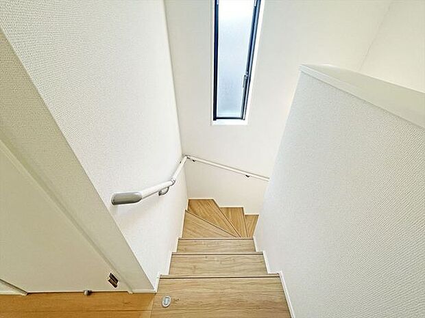 階段には手すりがついています