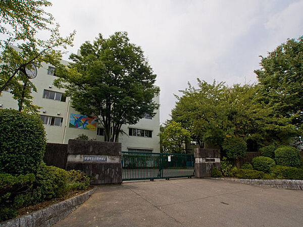 伊奈町立小針中学校（1390m）