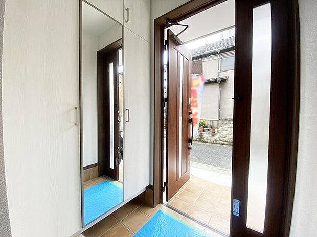 靴がしっかり収まるから、散らかりがちな玄関もスッキリ。