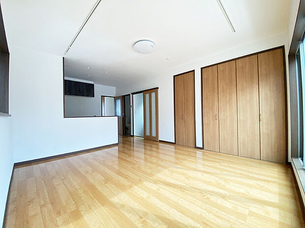 ご家族みんながゆったりくつろげる広々リビング。 