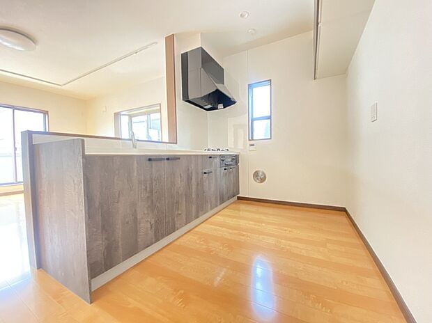 カウンターからはリビングが広く見渡せ、ご家族とのコミュニケーションも弾みます。 