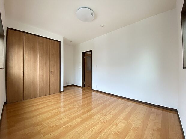 新築の木の匂いのする室内。写真では伝わらないので、ぜひ現地でお確かめください。