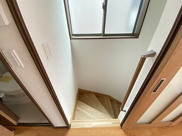 階段には手すりがついています。