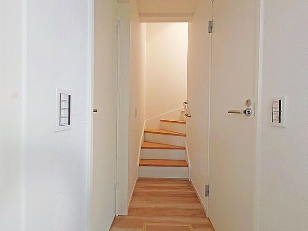 階段には手すりがついています