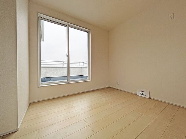 広々バルコニーから、たっぷり太陽の恵みが得られます。 