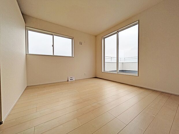 大事な日当たりは、大きな窓から。誰のお部屋にしましょう。  