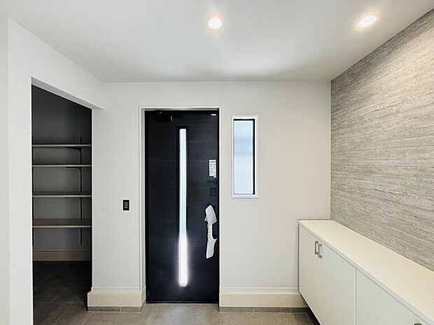 誰も住んだことのない家の玄関スペース。あたらしい木のにおいを感じていただけると思います。