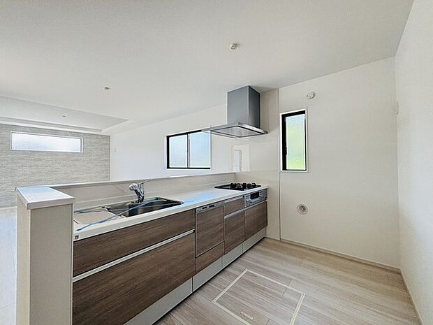 新築ならでは特典。未使用でスベスベの人造大理石を撫でてみてください。 