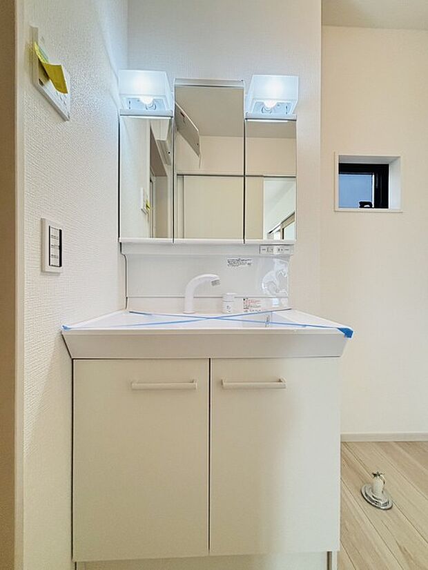 収納力と機能性に優れた、お手入れラクラク洗面化粧台。