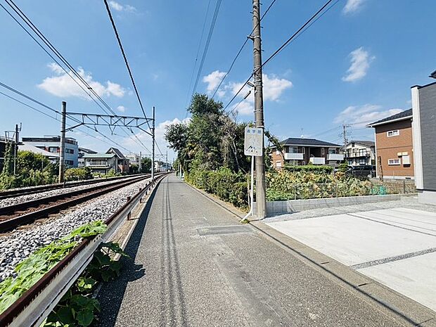 前面道路は歩道も整備され、小さなお子様にも安心です。 