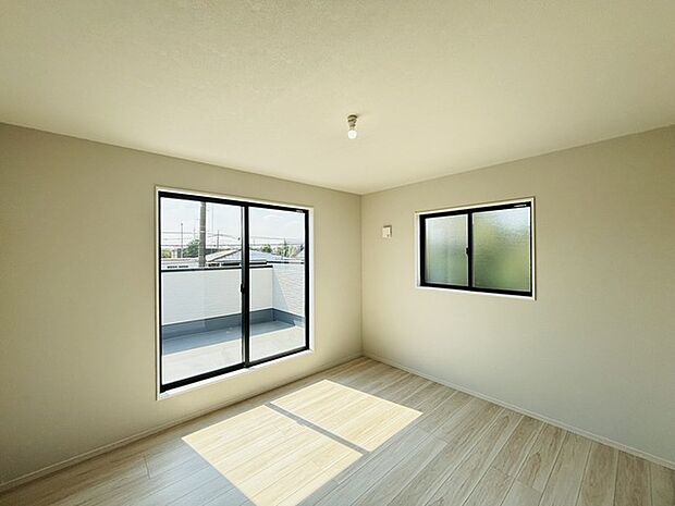 新築の木の匂いのする室内。写真では伝わらないので、ぜひ現地でお確かめください。 