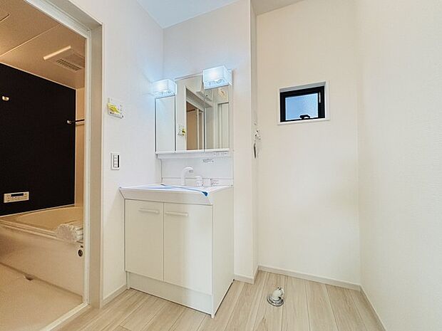 洗面台横にランドリーコーナーもゆったり。ドラム式洗濯機も置けそう。