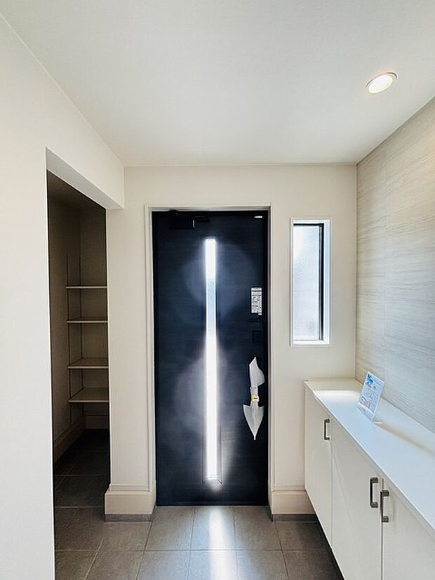 誰も住んだことのない家の玄関スペース。あたらしい木のにおいを感じていただけると思います。