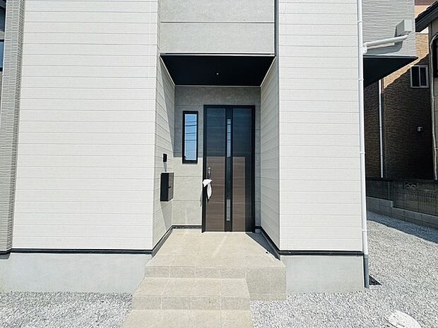 ポーチのついた新築分譲物件。玄関の印象はいかがでしょうか？入口からご覧ください。 