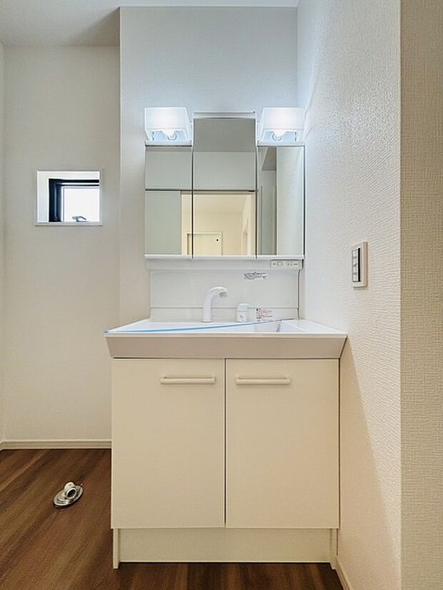 収納力と機能性に優れた、お手入れラクラク洗面化粧台。 