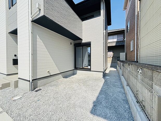 広々とした南庭は、太陽の下のリビングかもしれません。